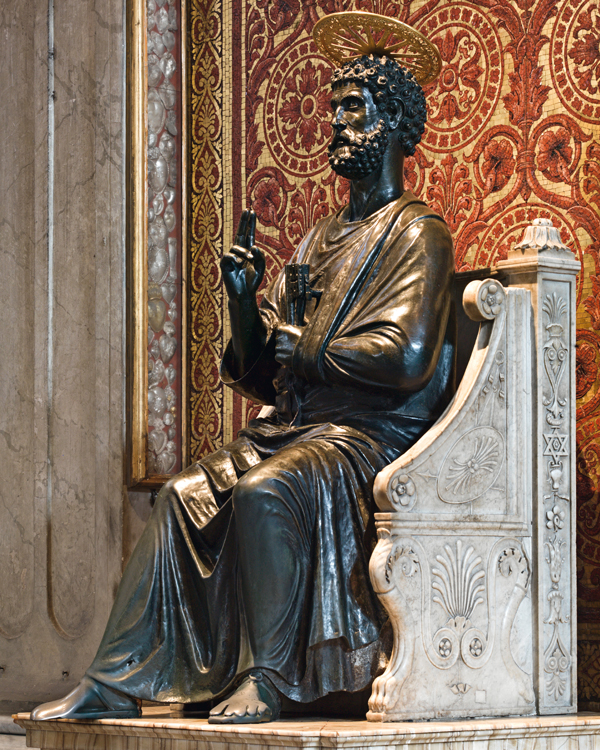La statua bronzea di Pietro, attribuita ad Arnolfo di Cambio 
(Aurelio Amendola, dal volume La basilica di San Pietro, FMR, 2015).